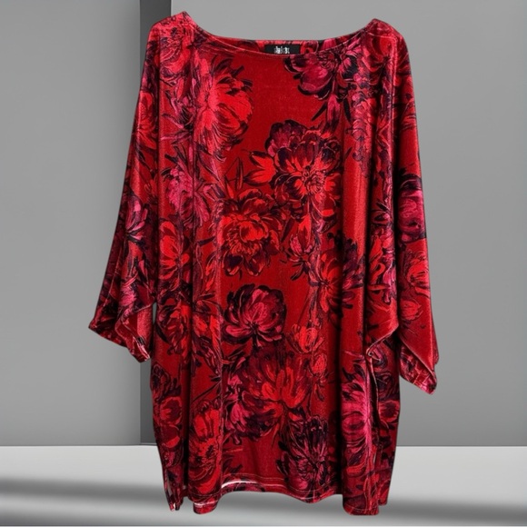 SLIM FACTOR Tops - NWT “Velvety” Floral Print Dolan Sleeve Oversized Blouse